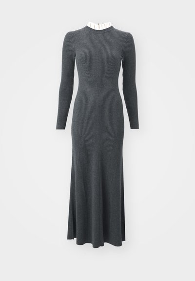 Pikk, vormitud tumedashall ribakudumisest tehtud kleit pikemate varrukatega, millel on kontrastne valgest rippuv kaelus.