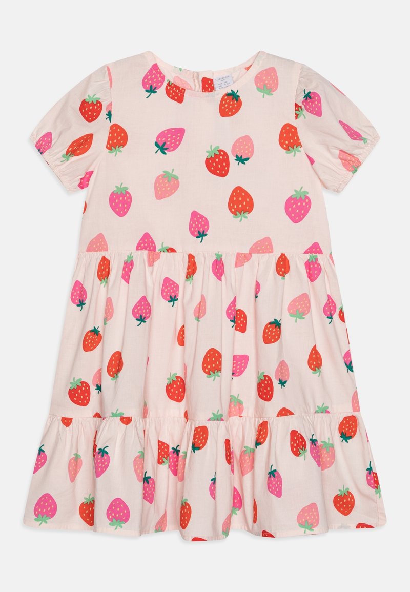 Robe rose clair à manches courtes avec volants froncés, présentant un motif de fraises rouges et roses avec des feuilles vertes.