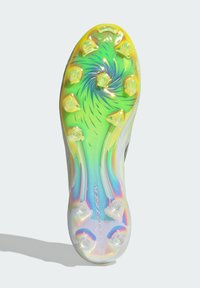 Σόλα ποδοσφαιρικού παπουτσιού με διαφανείς, ιριδίζουσες τάπες και ένα πράσινο-μπλε νεφελώδες σχέδιο στο κέντρο της σόλας.