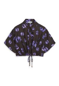Korte blouse van donkere stof met paars bloemenpatroon. Met een kraag halslijn, knoopsluiting aan de voorkant, korte mouwen en een trekkoord onderaan.