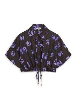 Gekürzte Bluse aus dunklem Stoff mit lila Blumenmuster. Sie hat einen kragenförmigen Ausschnitt, eine Knopfleiste, kurze Ärmel und einen Kordelzugsaum.