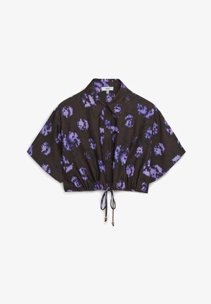 Blusa cropped in tessuto scuro con stampa floreale viola. Presenta un collo a camicia, chiusura a bottoni, maniche corte e orlo con cordoncino.