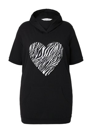 Felpa nera con cappuccio, caratterizzata da un grande design a cuore a strisce bianche e nere sulla parte anteriore, con maniche corte e una tasca frontale.