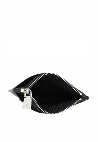 Bolsa de cuero negro con cierre de cremallera, que presenta una cremallera de metal en tono plateado y un interior de tela con patrón de logotipo. Diseño compacto y delgado.