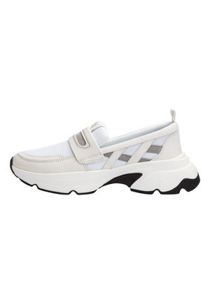 Weißer und grauer Slip-On-Sneaker mit Mesh-Einsätzen, Klettverschluss, dicker Sohle und schwarzem Profil auf der Unterseite der Sohle.