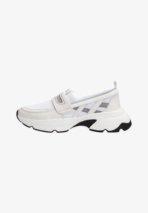 Hvid og grå slip-on sneaker med meshpaneler, velcrolukning, tyk sål og sort slidbane-detalje på bundens underside.