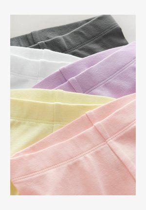 Kolorowe kawałki bawełnianej tkaniny w odcieniach różu, żółci, fioletu, bieli i szarości; każdy z gładką teksturą i widocznymi detalami ściegów.