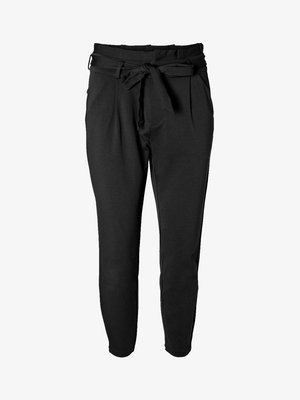 Pantaloni neri affusolati con vita con cintura, caratterizzati da pieghe frontali, una texture liscia e un design minimalista. Adatti per abbigliamento casual o formale.