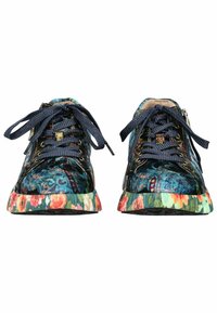 Chaussures en tissu floral bleu marine avec une semelle à motif floral contrastant. Présentent des lacets unis de couleur marine et des accents métalliques sur les côtés.