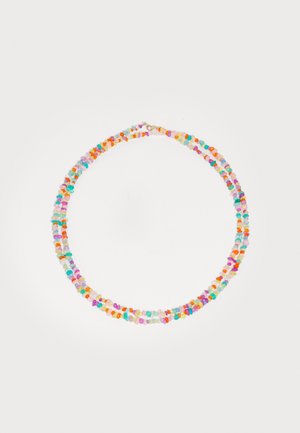 Collier en perles colorées avec plusieurs brins présentant différentes teintes vives, présenté sur un fond blanc.