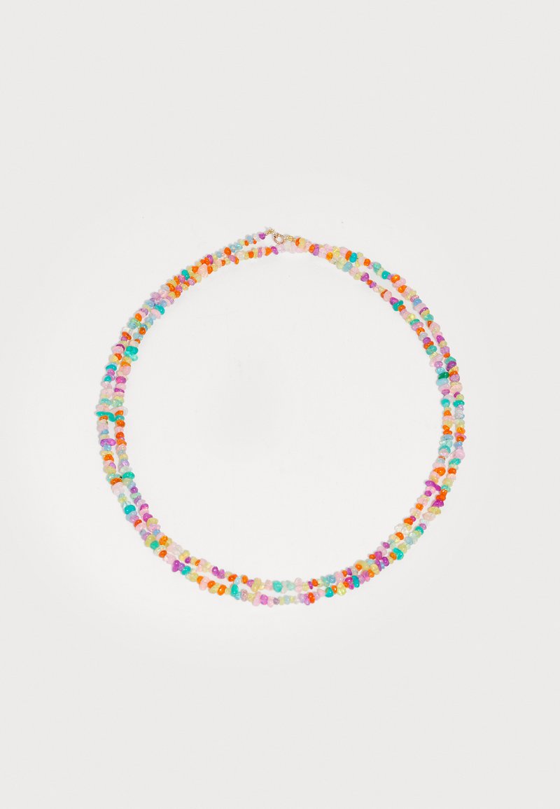 Erksin helmedega kaelakee mitme kihiga, millel on erinevad erksad värvid, esitatud valge tausta ees.