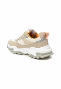 Zapatillas chunky con parte superior de ante y malla en color beige, suela blanca y detalles en naranja. Presentan una suela texturizada y un collar acolchado.