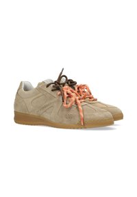 Zapatillas de ante beige con suelas de goma, que presentan cordones marrones y naranjas con un patrón y detalles perforados en los lados.