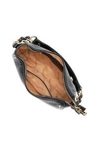 Zwarte leren handtas met een gestructureerd oppervlak, gouden hardware en een tan interieur. Beschikt over een ritssluitingen en binnencompartimenten.