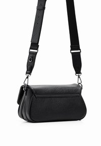 Schwarze Leder-Umhängetasche mit strukturiertem Oberflächen, runder Form, Reißverschluss und verstellbarem Tragegurt für eine anpassbare Passform.