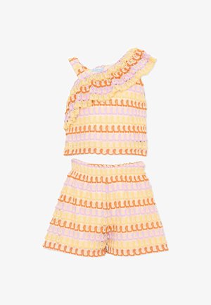 Bezrekawnik dziecięcy z falbanką oraz dopasowane szorty z pomarańczowym, fioletowym i żółtym, falistym wzorem szydełkowym.