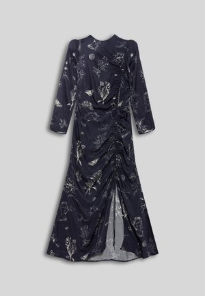 Langes marineblaues Kleid mit weißem Blumen- und Schmetterlingsmuster, gerafftem Vorderteil, langen Ärmeln und vorderem Schlitz.