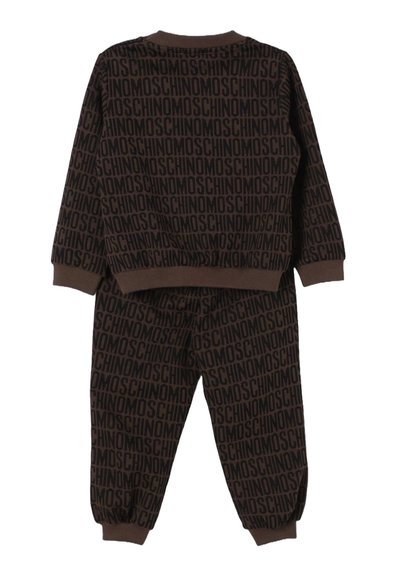 Completo di felpa e pantaloni marroni con un motivo a testo nero "MOSCHINO" su tutta la superficie, con polsini e vita a coste, mostrato dal retro.