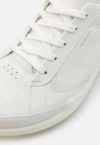 ECCO BIOM HYBRID - Zapatos de golf - white