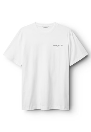 Hvid bomulds T-shirt med korte ærmer, rund hals og et lille sort tekstlogo på venstre bryst. Kan maskinvaskes.