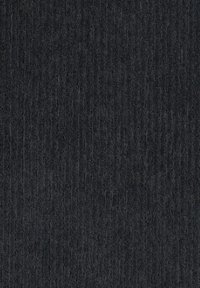 Strukturiertes schwarzes Gewebe mit feinem, geripptem Muster, das eine tiefe Farbe und eine weiche, faserige Oberfläche aufweist. Geeignet für Polsterung oder Bekleidung.