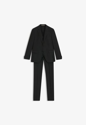 Zwart pak bestaande uit een slim fit blazer met twee knopen en een broek met platte voorkant, gemaakt van een gestructureerde stof met een subtiel patroon.