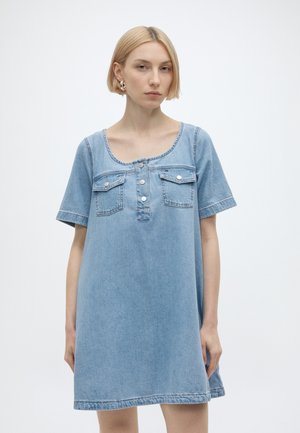 Tommy Jeans A-LINE DENIM DRESS - Denimové šaty - denim light