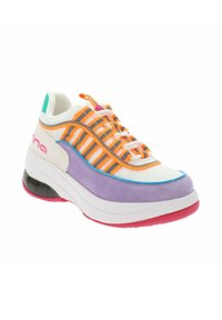 Sneaker con una toma superiore in rete bianca, strisce arancioni e grigie, dettagli in suede viola e una suola intermedia spessa bianca con una suola rosa e un'unità d'aria visibile.