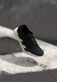 Unselected, core black/grey five