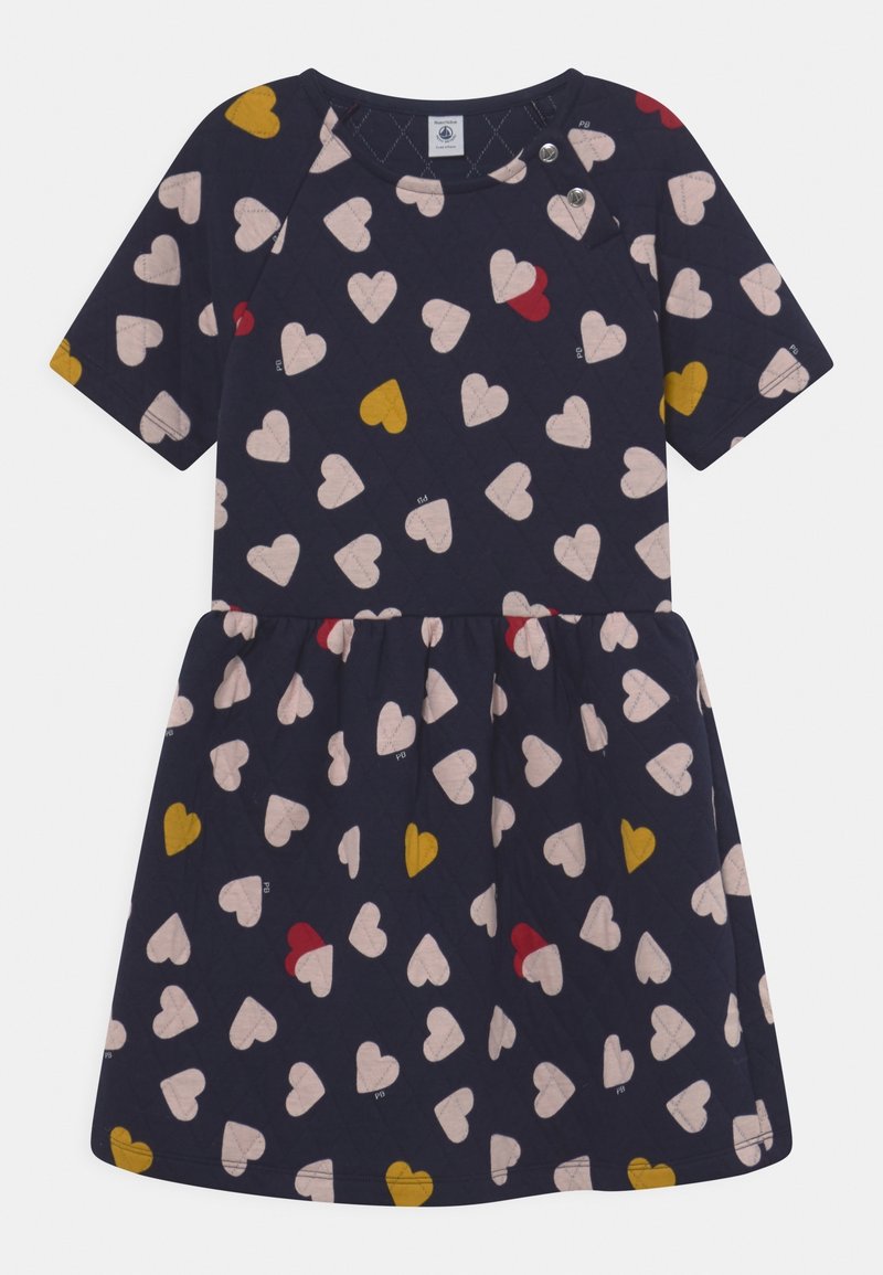 Sukienka navy z krótkim rękawem o pikowanej fakturze, z małymi wzorami serc w kolorach różowym, czerwonym, żółtym i białym. Zapięcie na napy przy dekolcie.