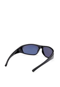 Gafas de sol negras con diseño envolvente, lentes ahumados azules y acentos de goma texturizada en las varillas. Se muestra en posición plegada.