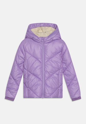 Giacca con cappuccio trapuntata viola, con zip frontale e foderata in pile beige all'interno del cappuccio, maniche lunghe con polsini a costine.