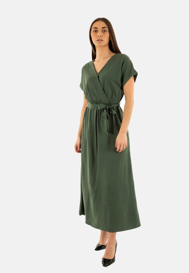 Vestido envolvente verde de tejido ligero, con mangas cortas, un lazo en la cintura y una falda larga con una abertura lateral.