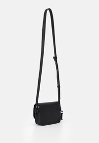Czarna torba na ramię z teksturowanej skóry, wyposażona w regulowany pasek, klapę zamykającą oraz złote metalowe detale.