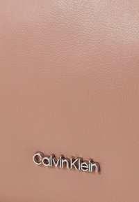 Calvin Klein GRACIE SHOULDER BAG - Kabelka - ash rose