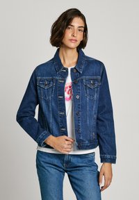 Giacca di jeans con colletto classico, tasche frontali e chiusura a bottoni. Caratterizzata da un lavaggio blu scuro e cuciture a contrasto.