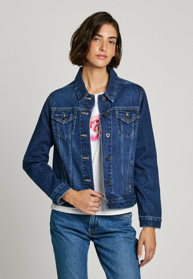Giacca di jeans con colletto classico, tasche frontali e chiusura a bottoni. Caratterizzata da un lavaggio blu scuro e cuciture a contrasto.