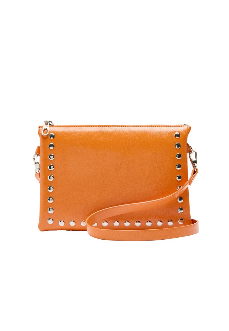 Pomarańczowa skórzana kopertówka z srebrnymi ćwiekami wzdłuż krawędzi, z zamkiem błyskawicznym oraz odpinanym paskiem, oferująca różnorodne możliwości noszenia.