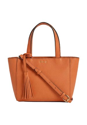 Sac fourre-tout en cuir fauve avec deux poignées, une bandoulière réglable et un pompon décoratif en cuir sur le côté.