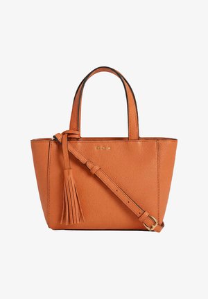 Sac fourre-tout en cuir fauve avec deux poignées, une bandoulière réglable et un pompon décoratif en cuir sur le côté.