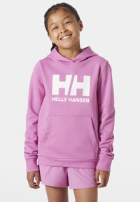 Sudadera rosa con capucha y bolsillo delantero, que presenta un gran logo blanco "HH" y el texto "HELLY HANSEN". Unos pantalones cortos rosa completan el conjunto.