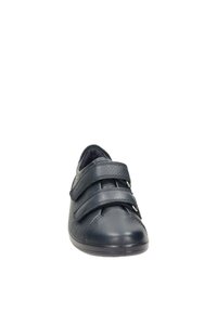 Scarpa in pelle blu scuro con punta arrotondata, dotata di due cinturini in velcro regolabili sulla parte superiore e dettagli di cucitura minimi.