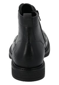 Stivale alla caviglia in pelle nera con una finitura liscia, cerniera posteriore e suola texturizzata. Presenta una punta rotonda e una leggera marcatura sul tallone.