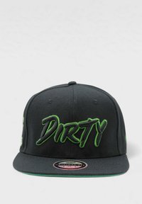 Musta pesäpallolippalakki, jossa vihreä kirjailtu "DIRTY"-teksti. Lakissa on suora lippa ja sivulla ommeltu logo. Kankaalla on tekstuuri.