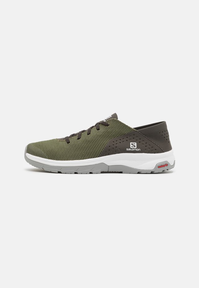 TECH LITE - Chaussures de course - deep lichen green/peat/alloy