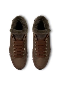 Sneaker alto marrone con una soffice fodera in pelliccia, tessuto testurizzato, occhielli dorati e spesse stringhe marroni, dotati di una suola resistente.