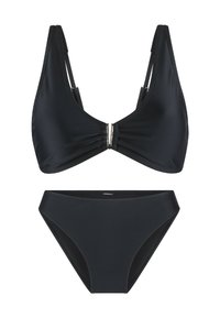 Conjunto de bikini negro que presenta un top de estilo triángulo con forma de V, detalles fruncidos y un pequeño acento metálico en el centro; braguitas a juego de corte bajo.