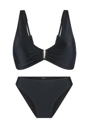 Czarny zestaw bikini z trójkątnym topem w kształcie litery V, z marszczonymi detalami i małym metalicznym akcentem na środku; dopasowane majtki niskie.