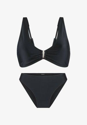 Černý plážový komplet s trojúhelníkovým vrškem ve tvaru V, s nařasenými detaily a malým kovovým akcentem uprostřed; nízkonárodní kalhotky odpovídající barvy.