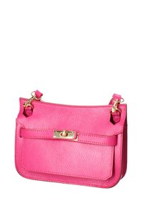 Borsa a mano in pelle rosa con finitura testurizzata, dotata di un clasp in tono oro e spallacci regolabili, di forma rettangolare.